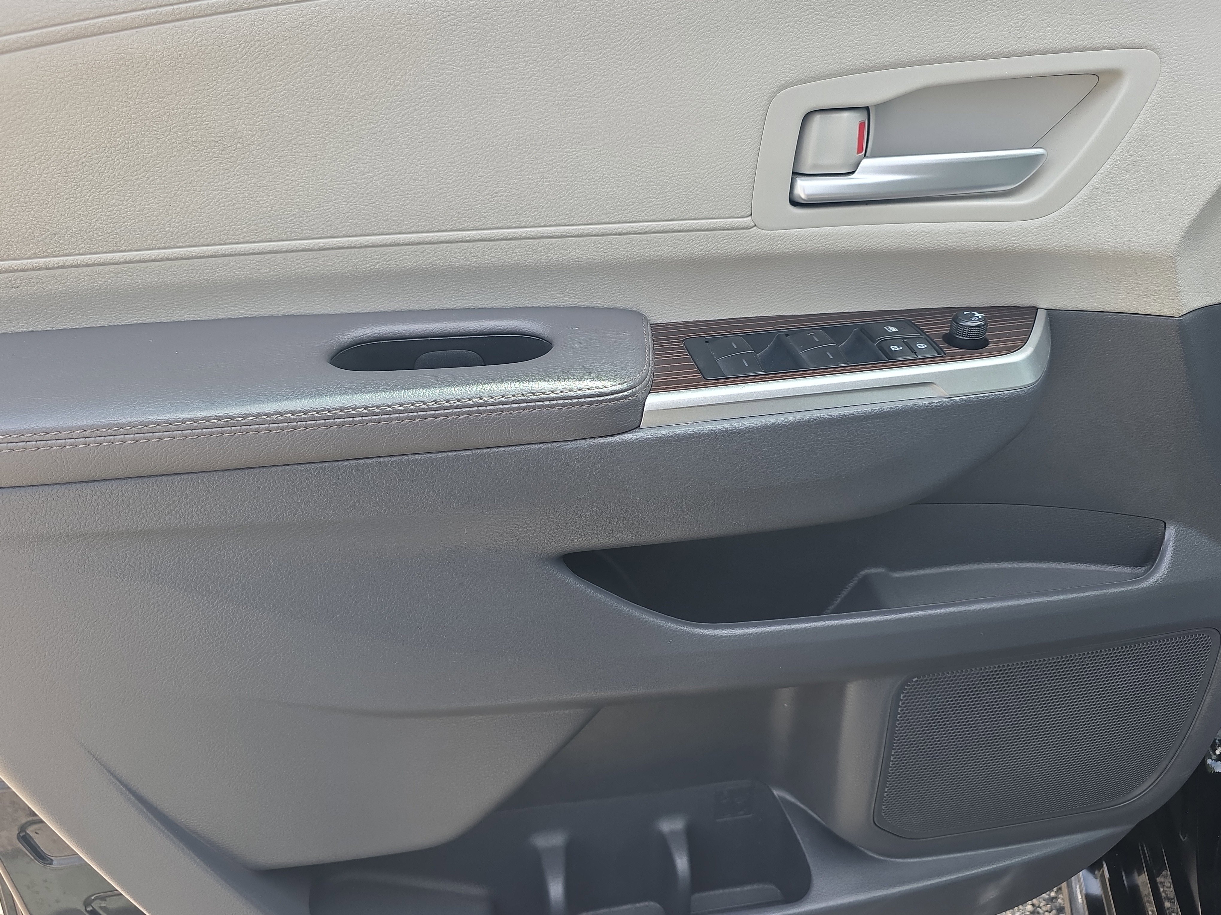 Used 2024 Toyota Sienna XLE FWD image 19