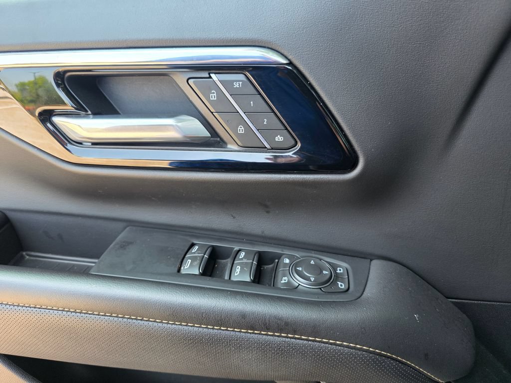 Used 2025 Chevrolet Tahoe Premier AWD/4WD image 16