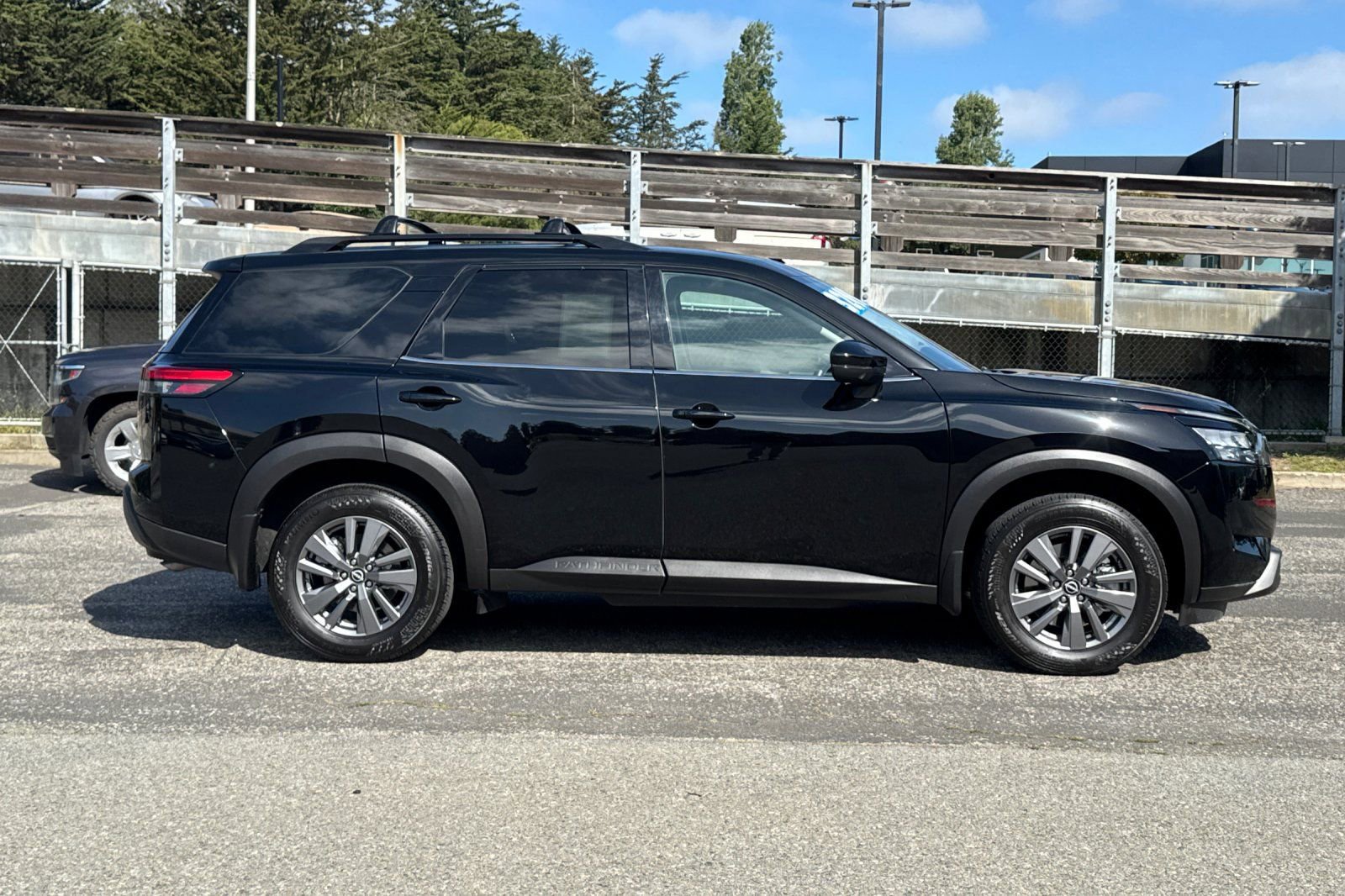 Used 2025 Nissan Pathfinder SV FWD image 3