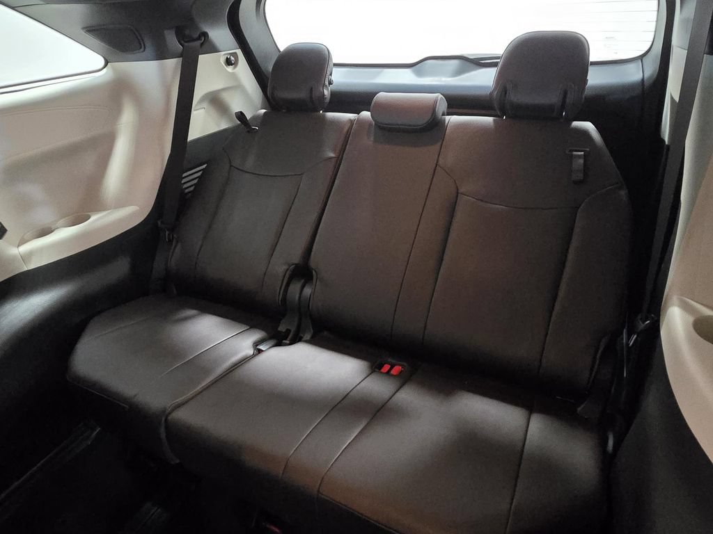 Used 2024 Toyota Sienna Platinum FWD image 11
