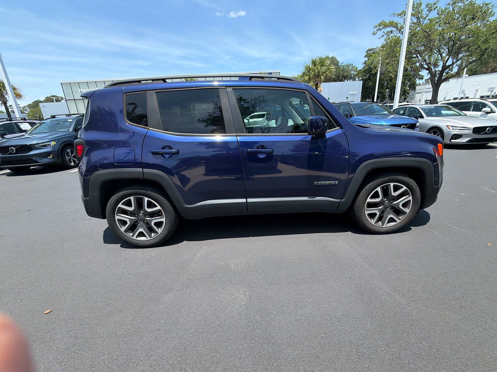Used 2018 Jeep Renegade Latitude FWD image 19