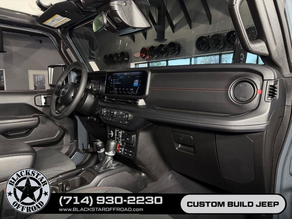 Used 2025 Jeep Wrangler Unlimited Rubicon w/ Convenience Group AWD/4WD image 18