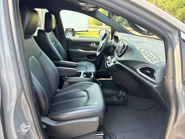 Used 2025 Chrysler Pacifica Select FWD image 28