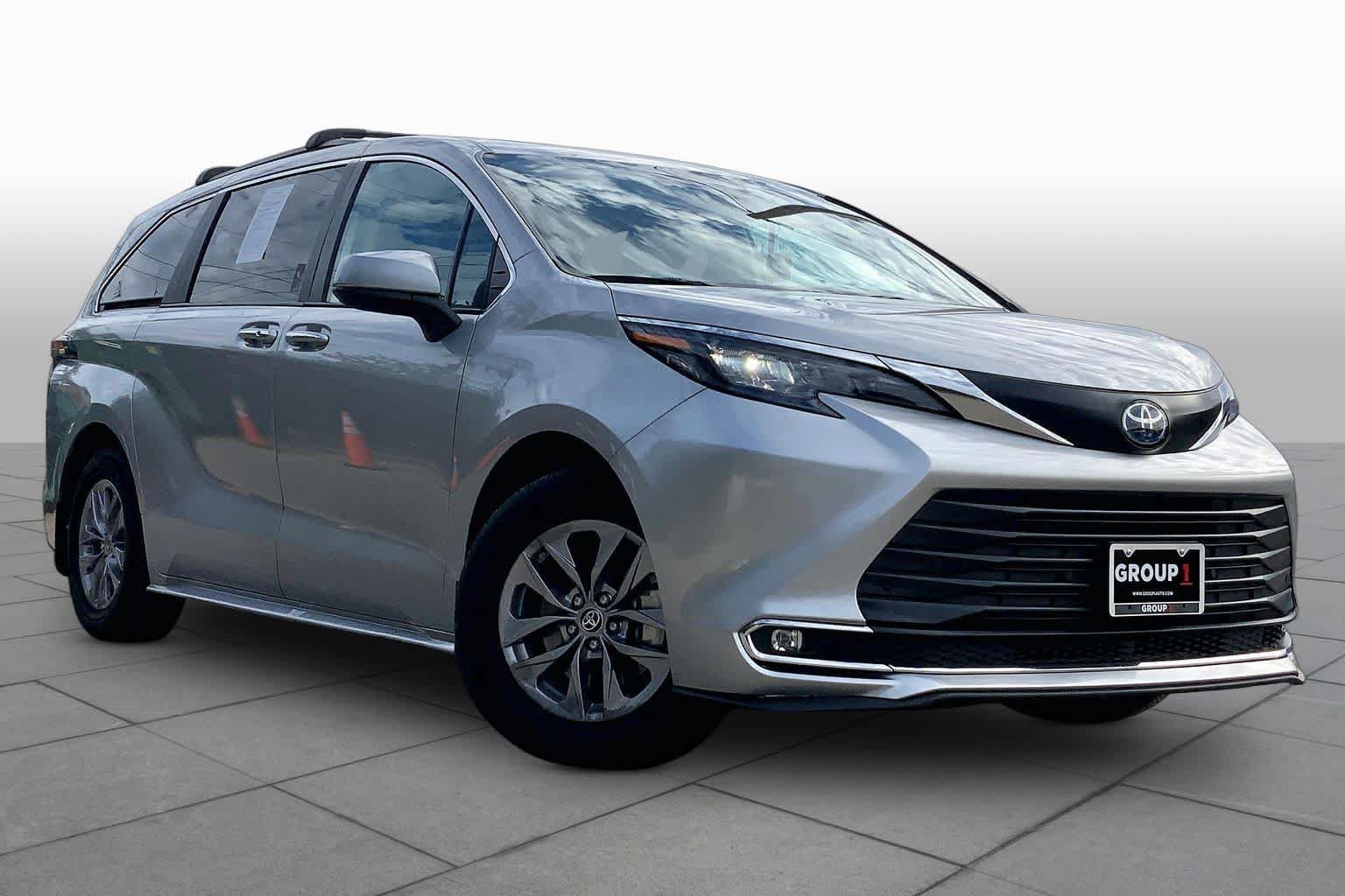 Used 2024 Toyota Sienna XLE FWD image 3