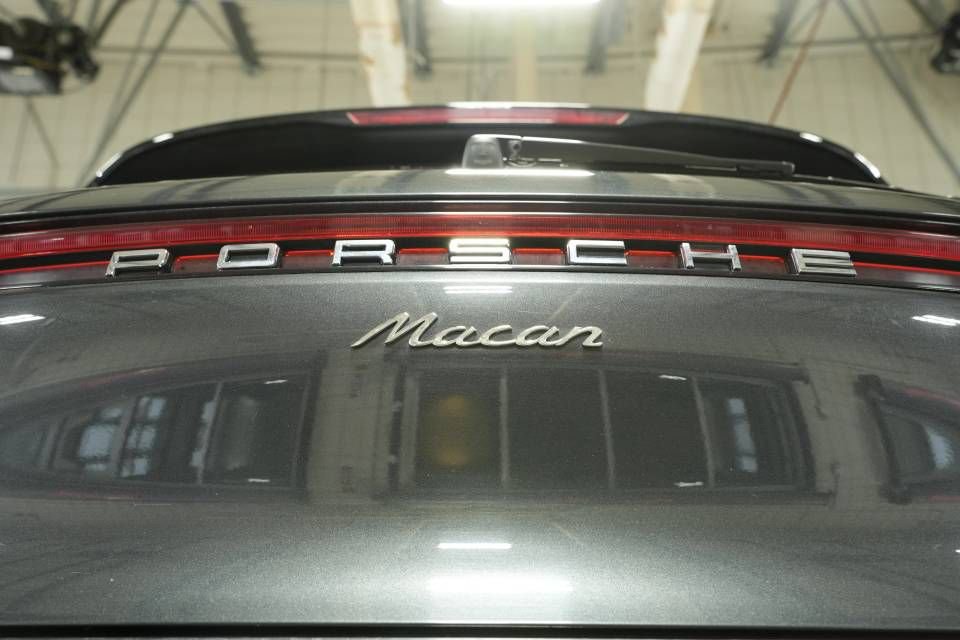 Certified 2022 Porsche Macan image 37