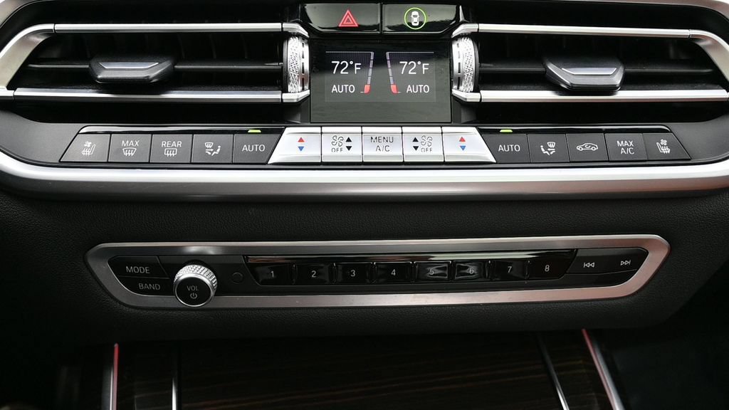 Used 2021 BMW X7 M50i w/ Dynamic Handling Package AWD/4WD image 19