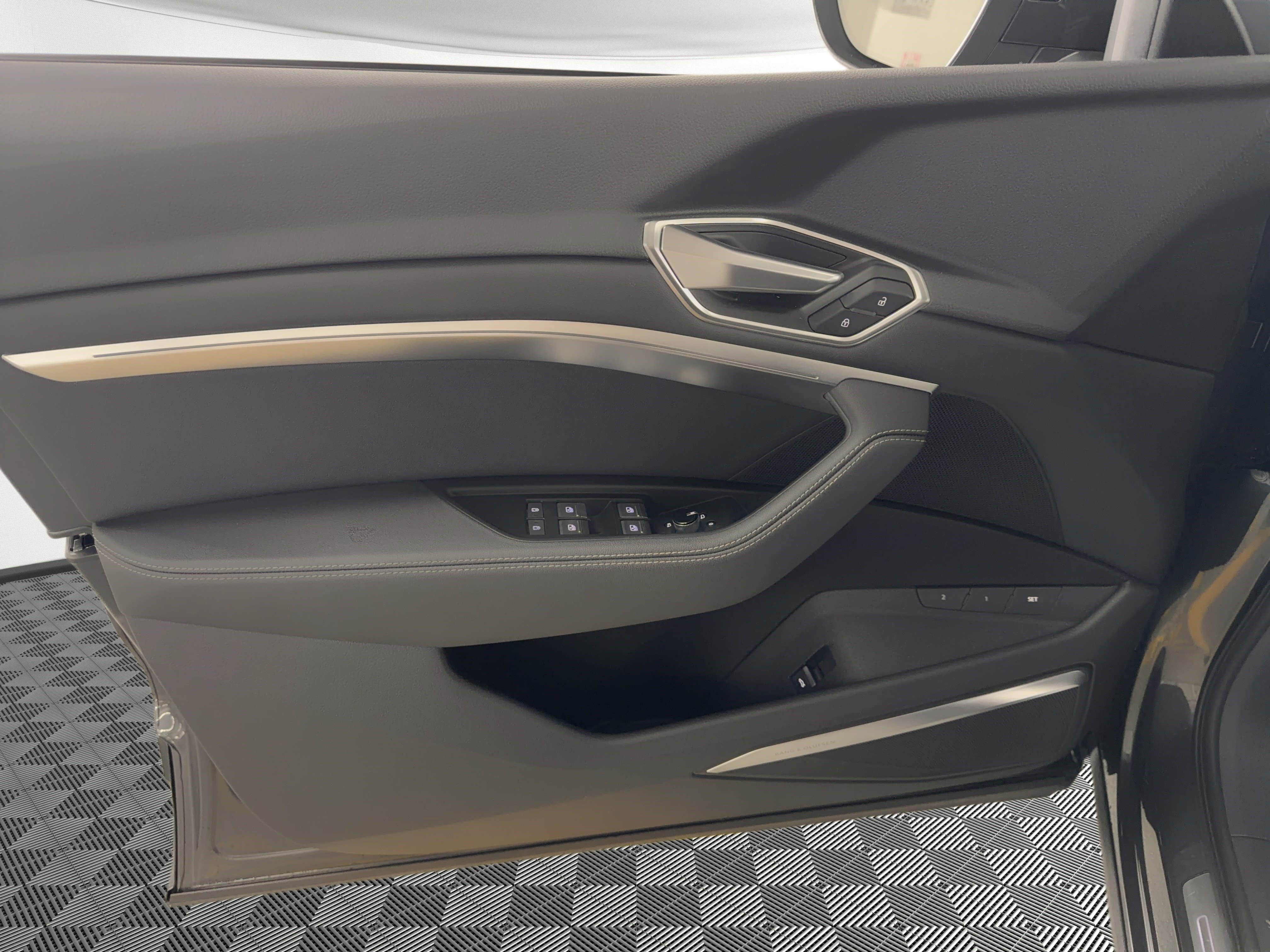 Used 2023 Audi e-tron Premium Plus w/ Premium Plus Package image 14