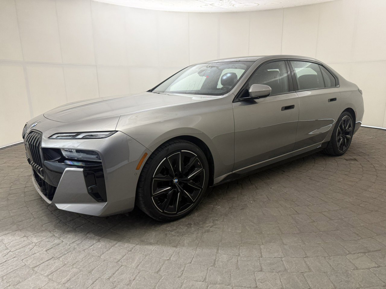 Used 2023 BMW i7 xDrive60 image 3