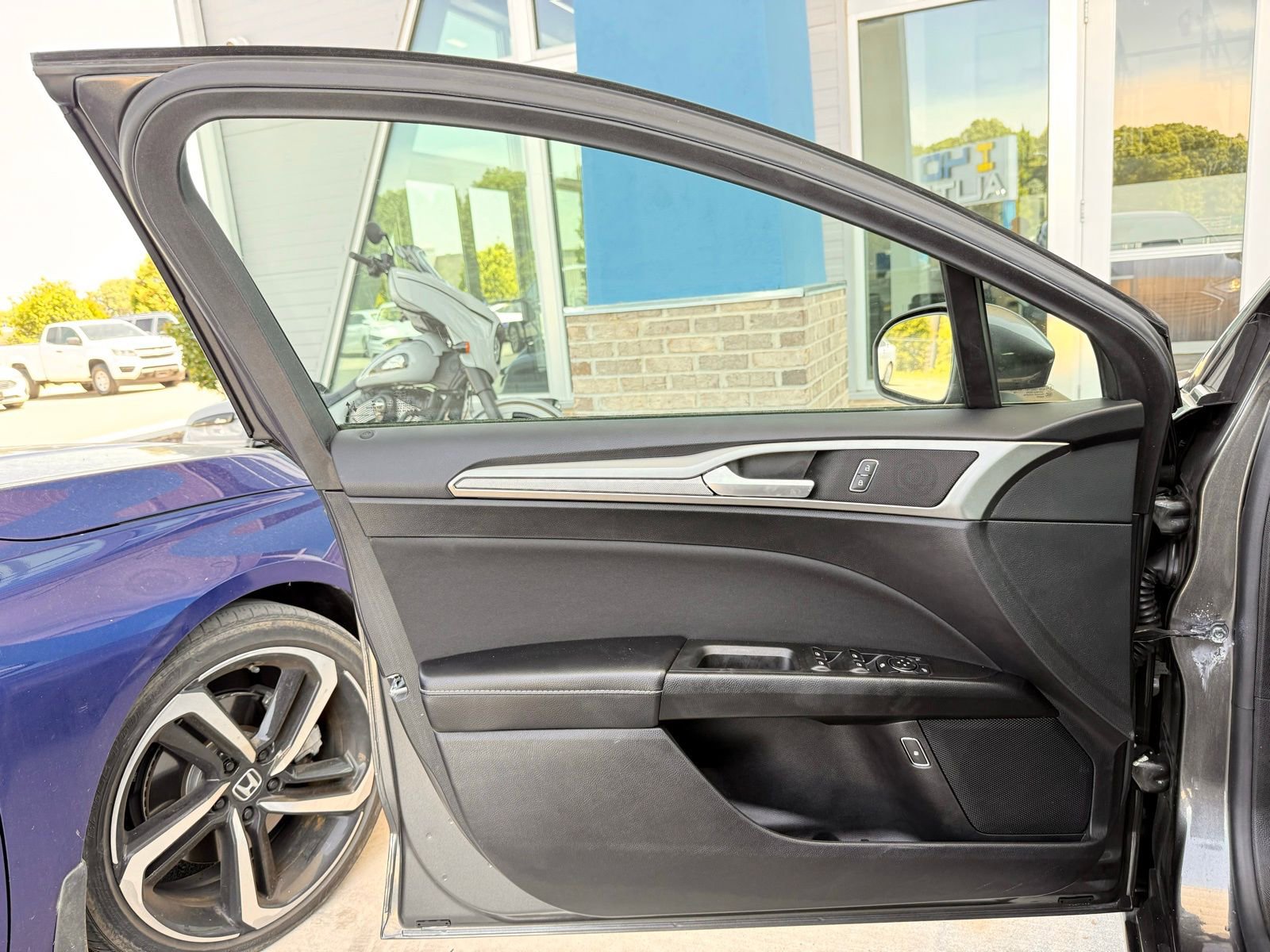 Used 2020 Ford Fusion SE FWD image 11