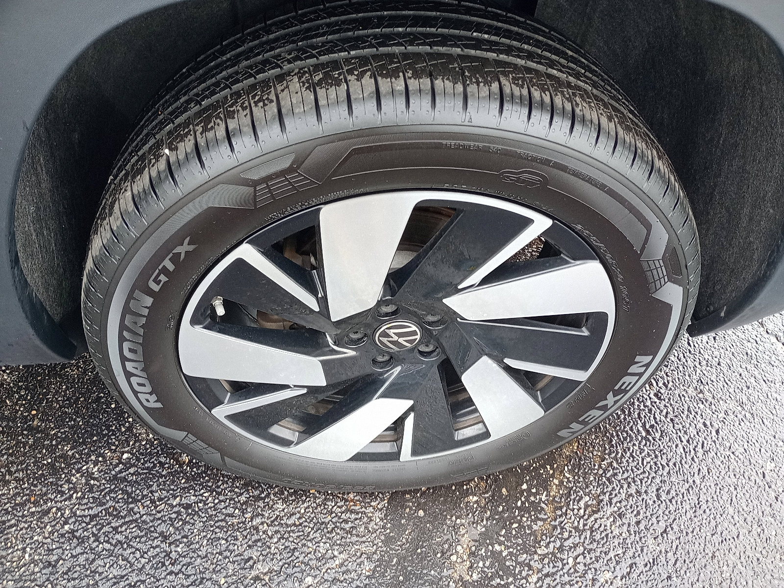 Used 2025 Volkswagen Atlas Cross Sport SE image 10