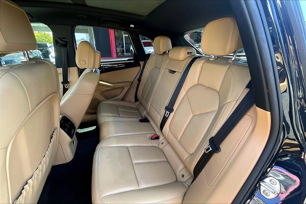 Used 2018 Porsche Macan AWD/4WD image 28