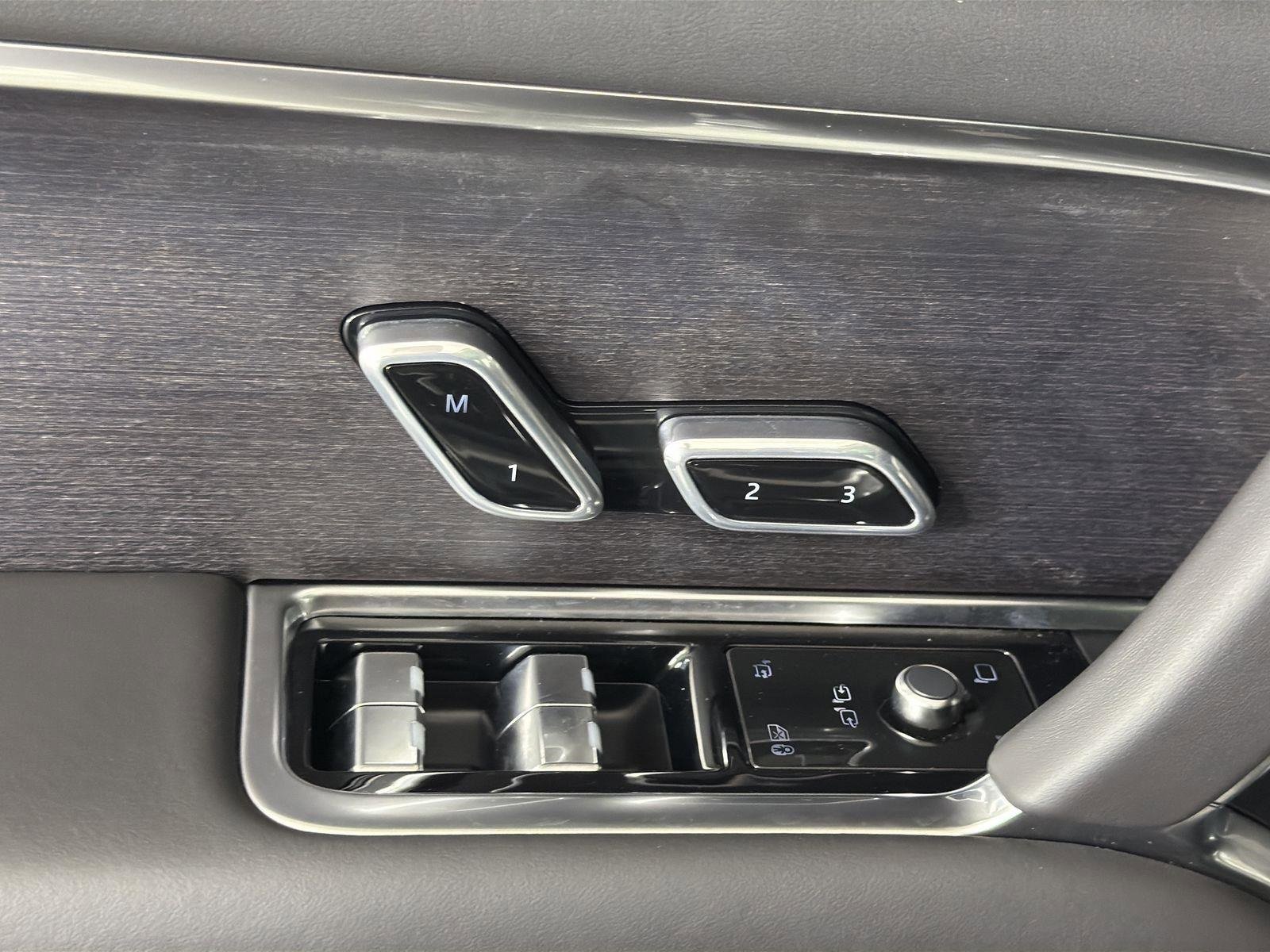 New 2025 Land Rover Range Rover Long Wheelbase SE image 24