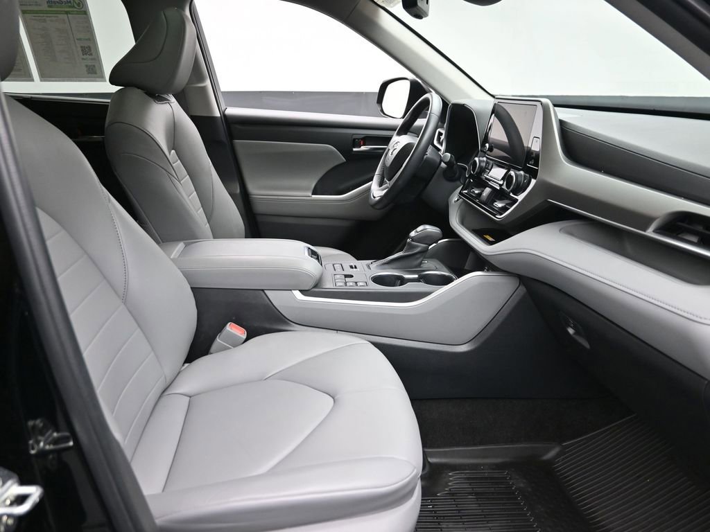 Used 2023 Toyota Highlander L image 7