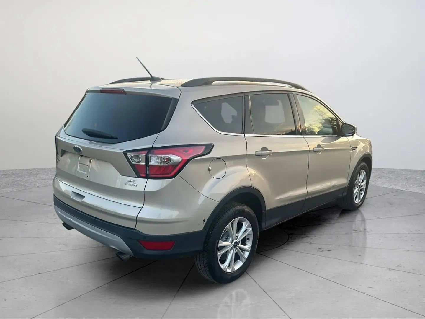 Used 2018 Ford Escape SE FWD image 12