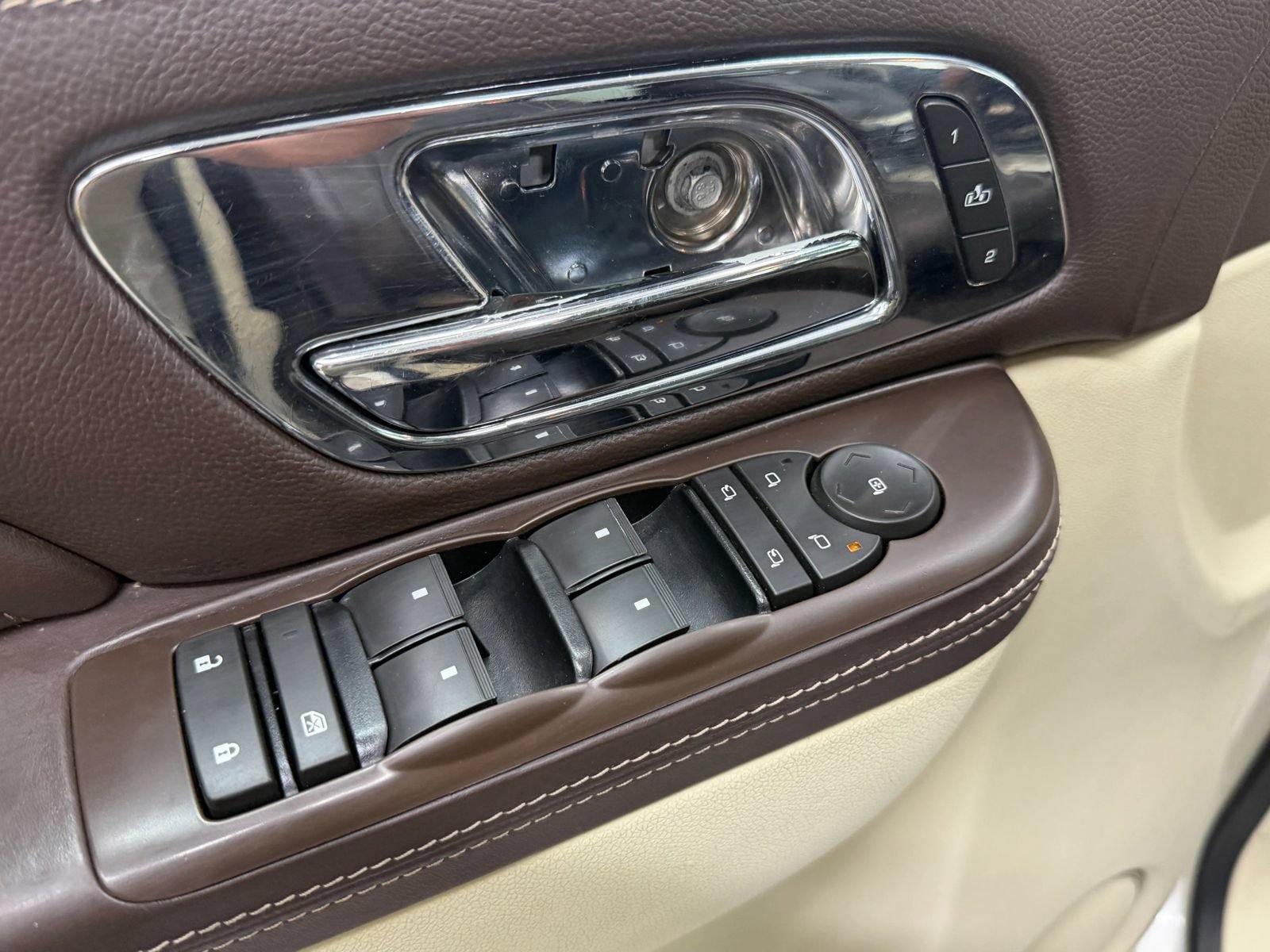 Used 2011 Cadillac Escalade Platinum AWD/4WD image 23