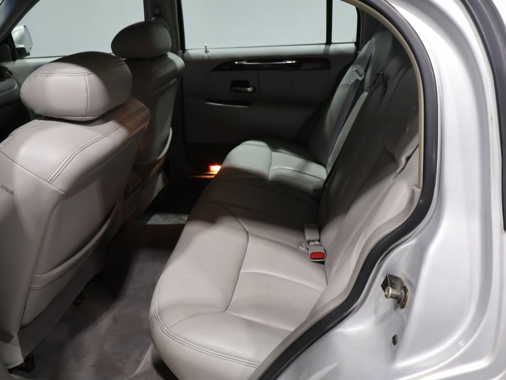 Used 2000 Lincoln Town Car Cartier image 17
