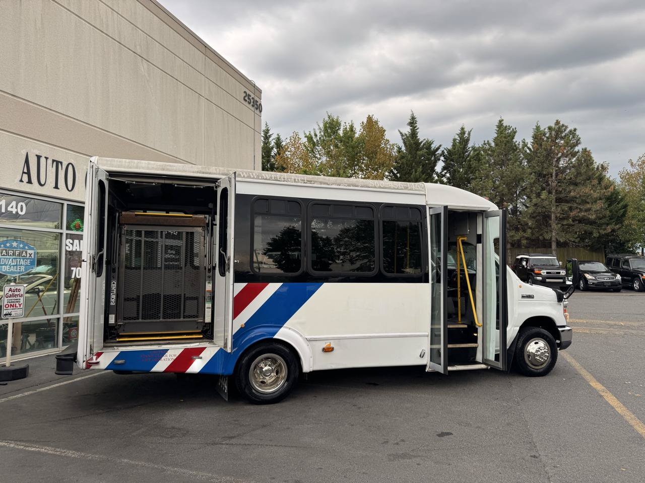 Used 2012 Ford E-350 and Econoline 350 Super Duty w/ Shuttle Bus Prep Pkg RWD image 18