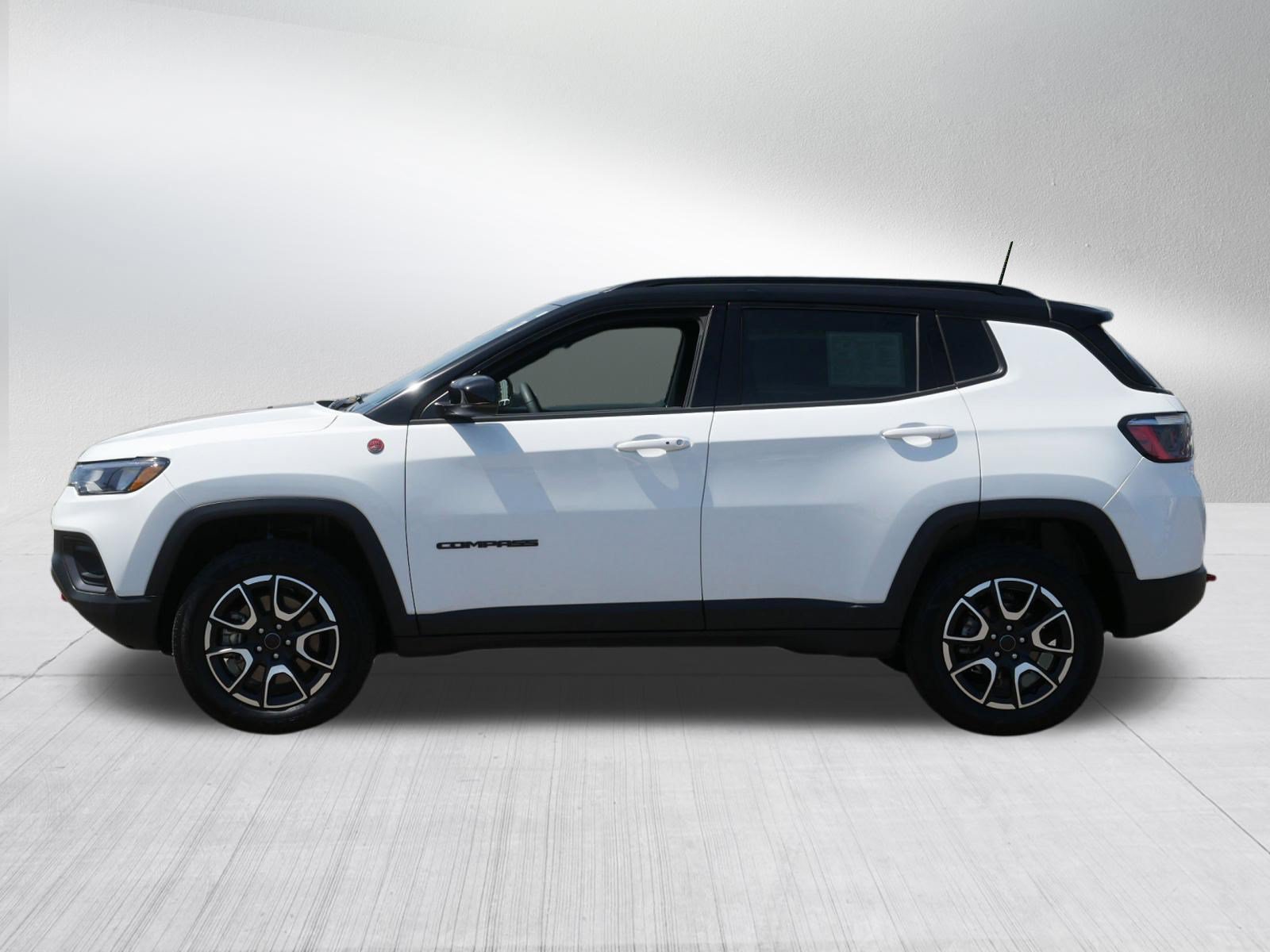 Used 2025 Jeep Compass Trailhawk AWD/4WD image 4