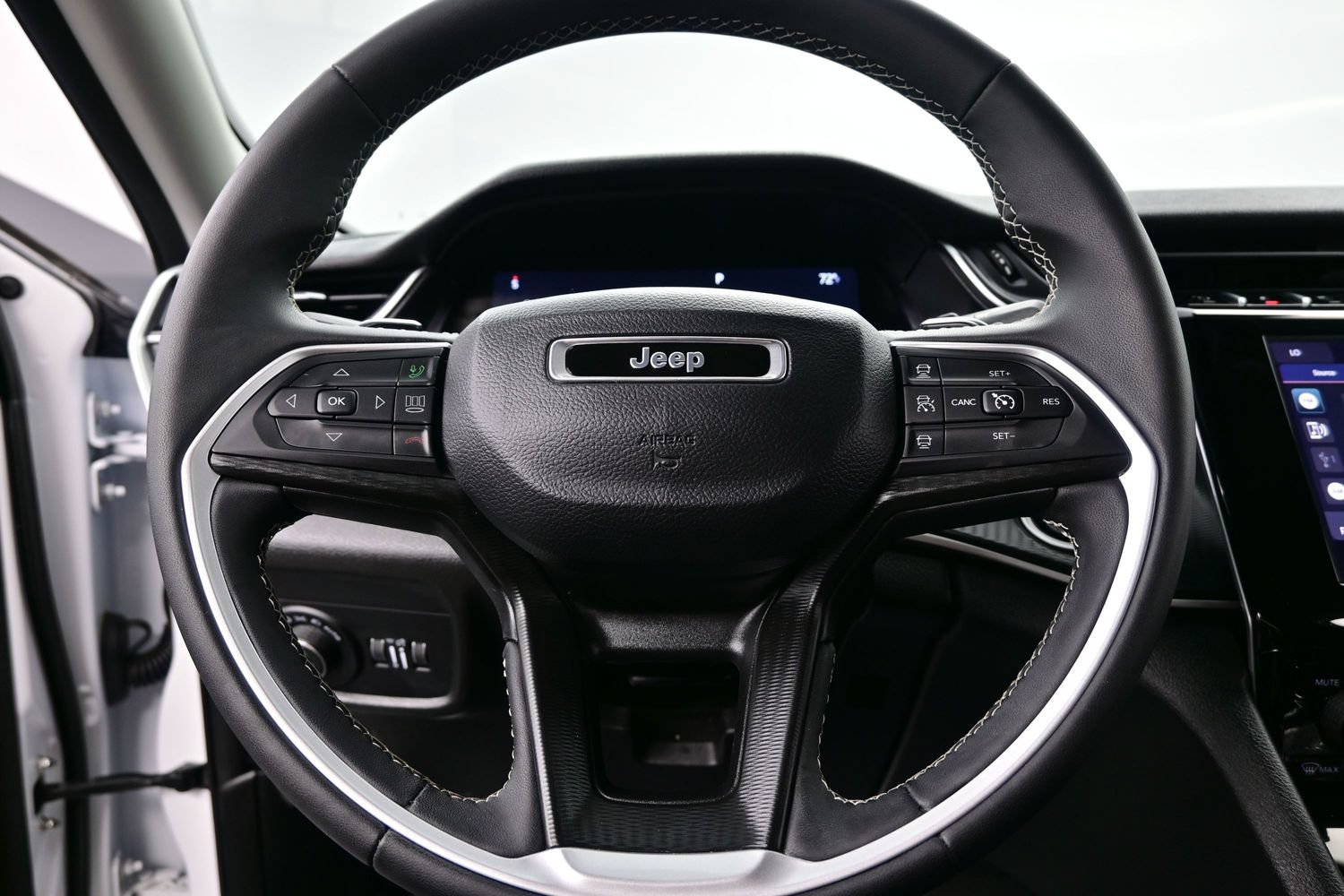 Used 2023 Jeep Grand Cherokee Laredo AWD/4WD image 24