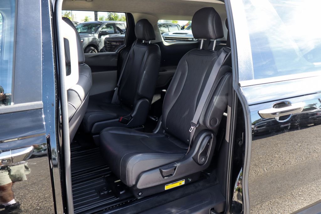 Used 2025 Kia Carnival image 42