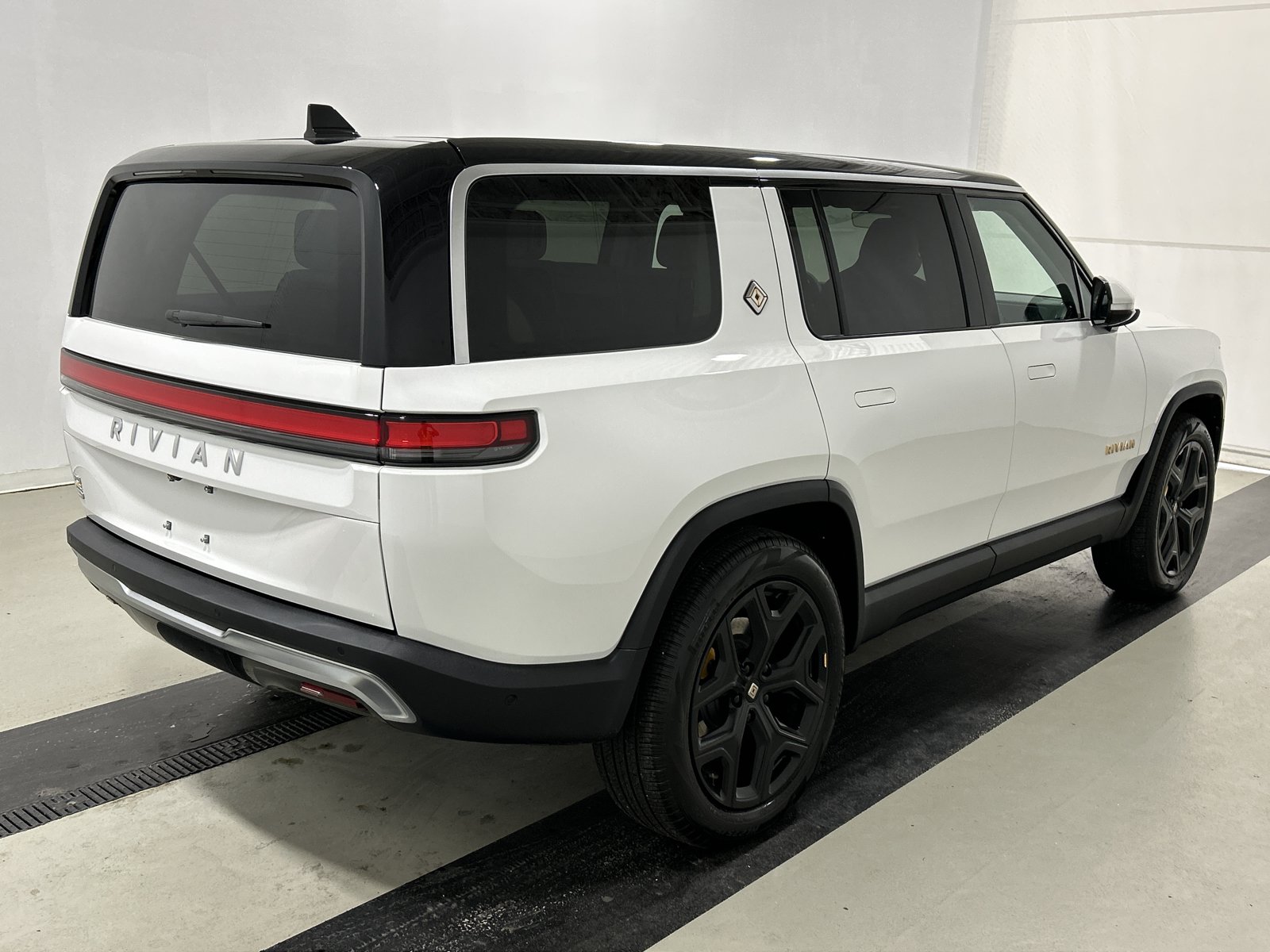 Used 2024 Rivian R1S Adventure AWD/4WD image 5