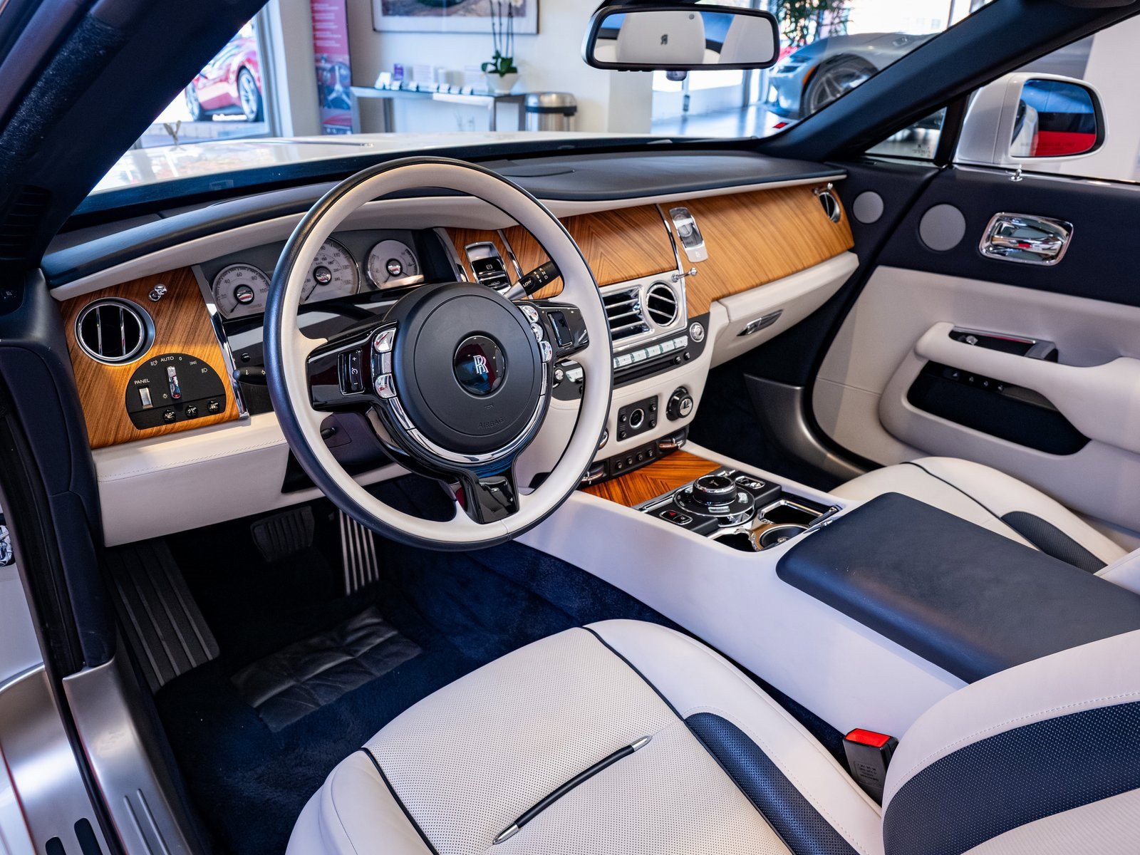 Used 2018 Rolls-Royce Dawn image 9