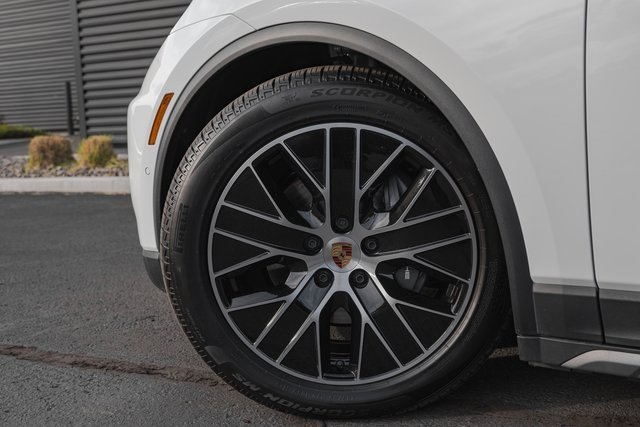 Used 2025 Porsche Macan 4 Electric image 8