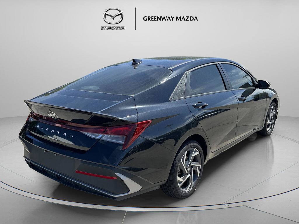 Used 2025 Hyundai Elantra Sport image 7