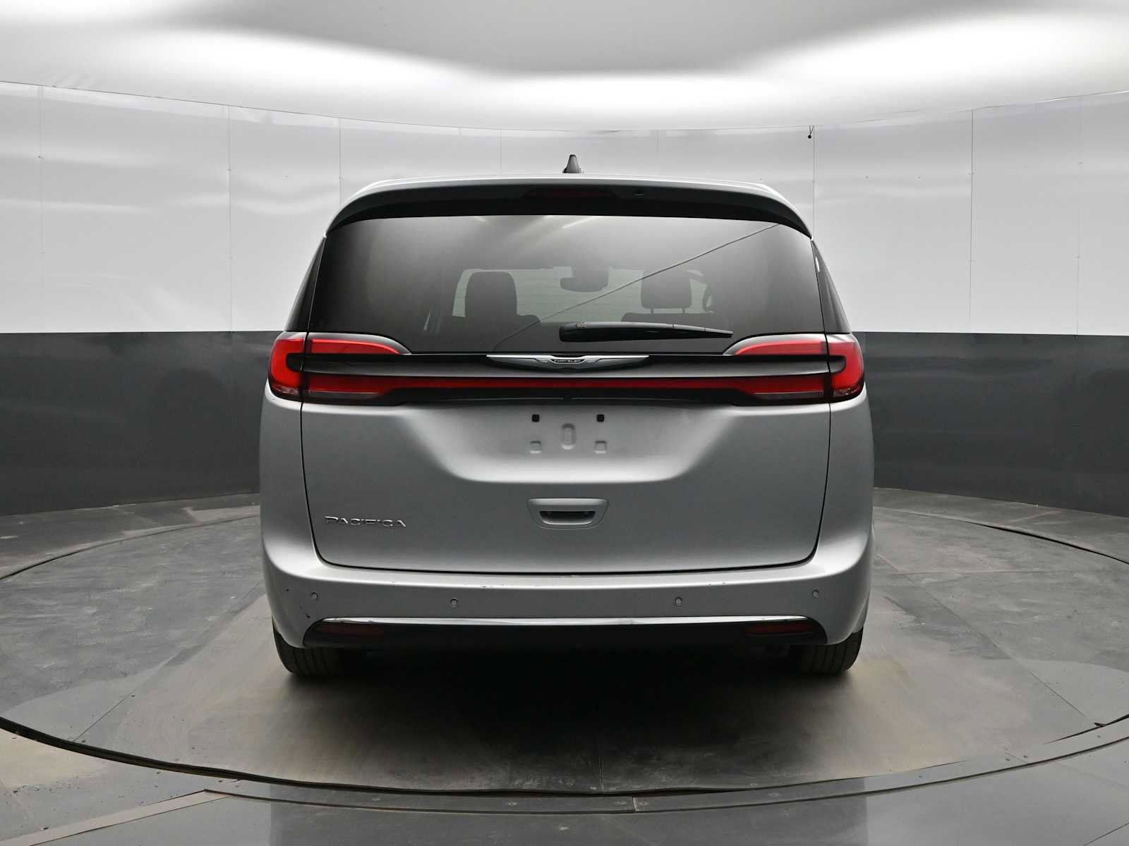 Used 2024 Chrysler Pacifica Touring-L image 6