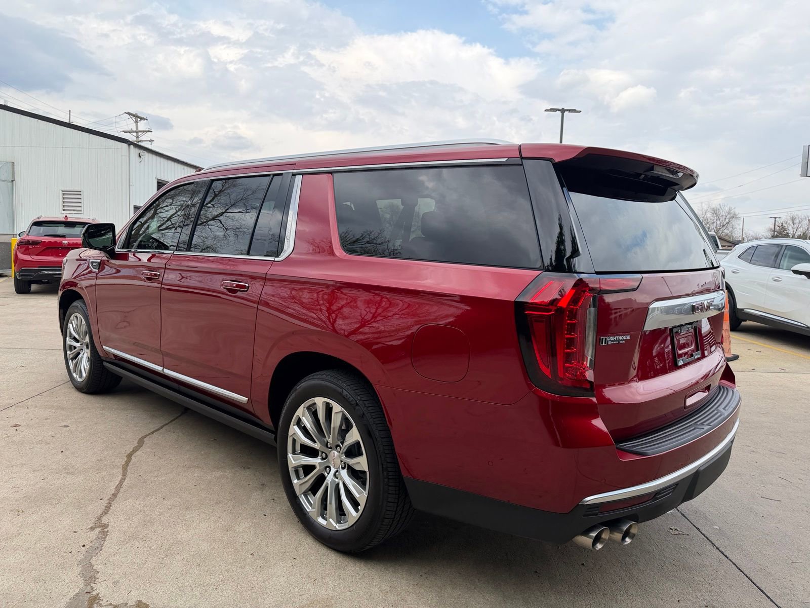 Used 2024 GMC Yukon XL Denali w/ Denali Reserve Package image 9