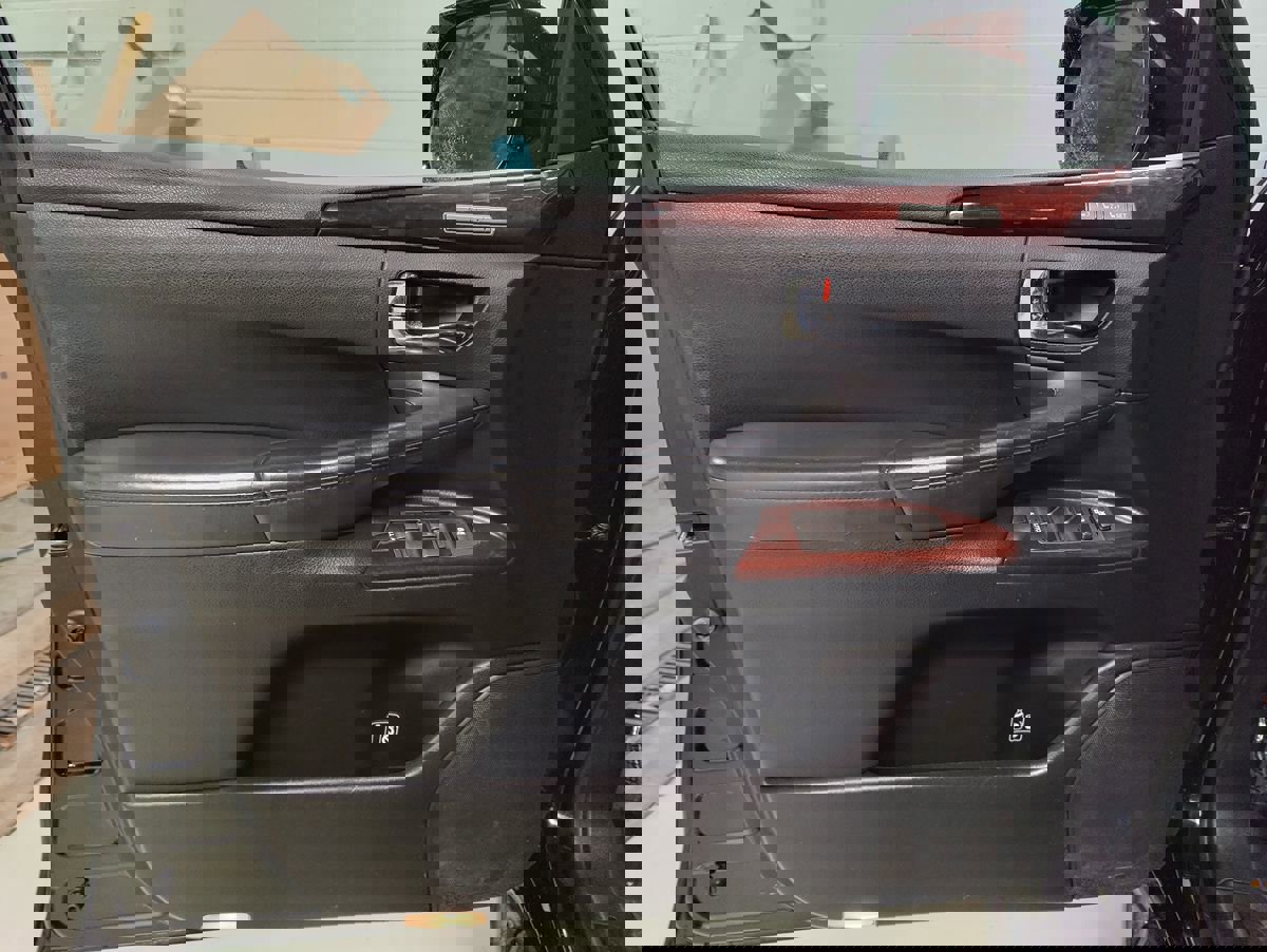 Used 2015 Lexus LX 570 4WD w/ Luxury Package image 26