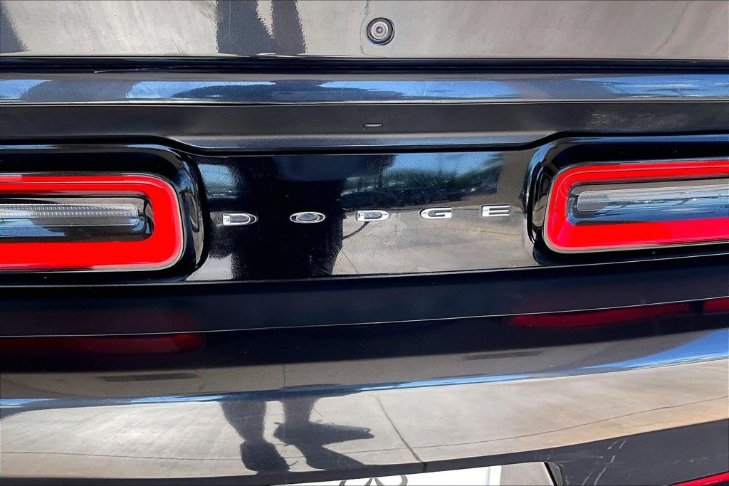Used 2018 Dodge Challenger SXT w/ Driver Convenience Group RWD image 8