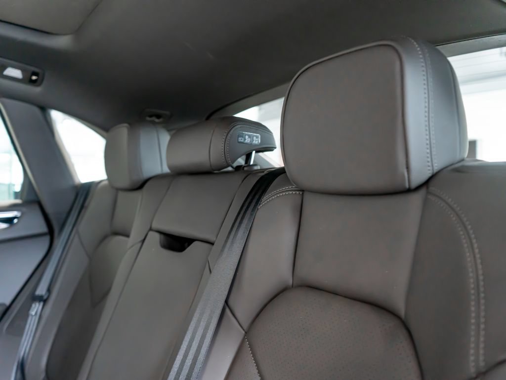 Certified 2025 Porsche Macan AWD/4WD image 25