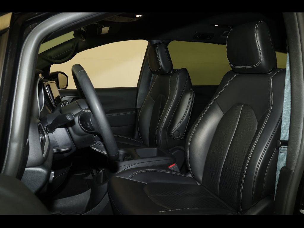 Used 2025 Chrysler Pacifica Select FWD image 23