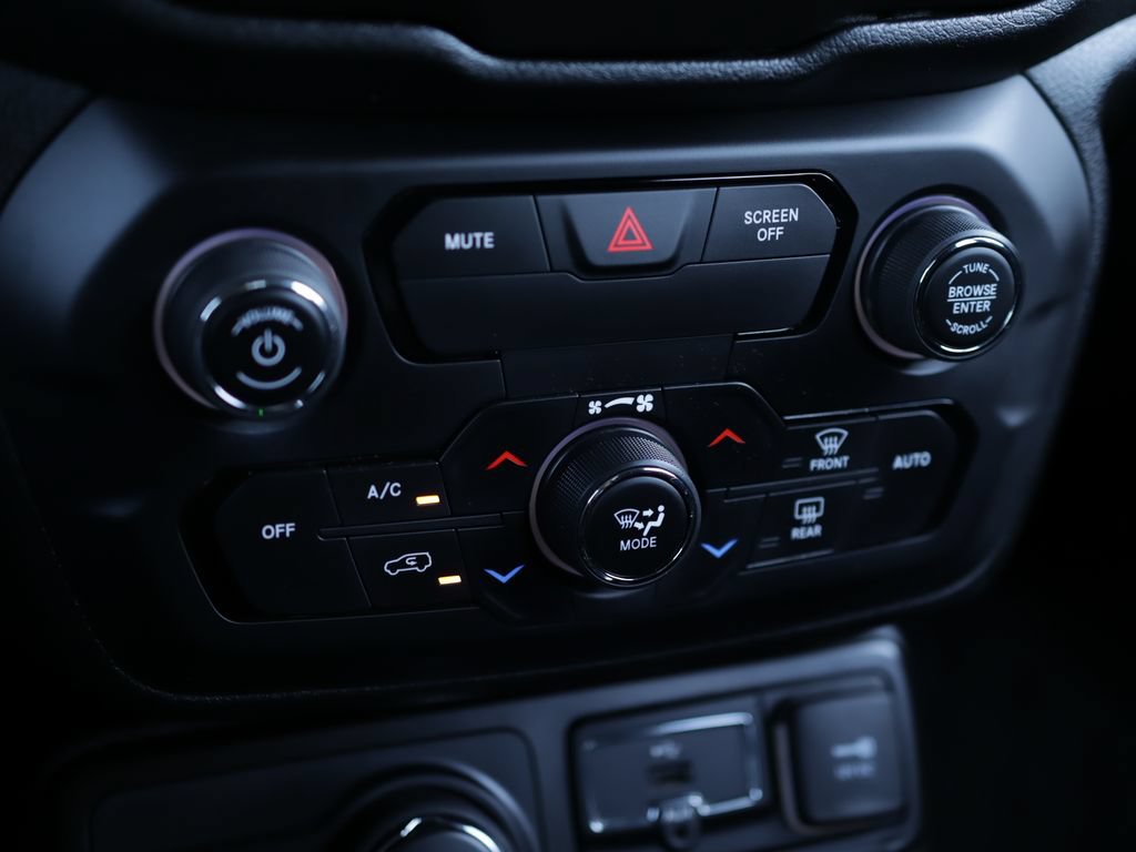 Used 2020 Jeep Renegade Latitude w/ Cold Weather Group AWD/4WD image 16