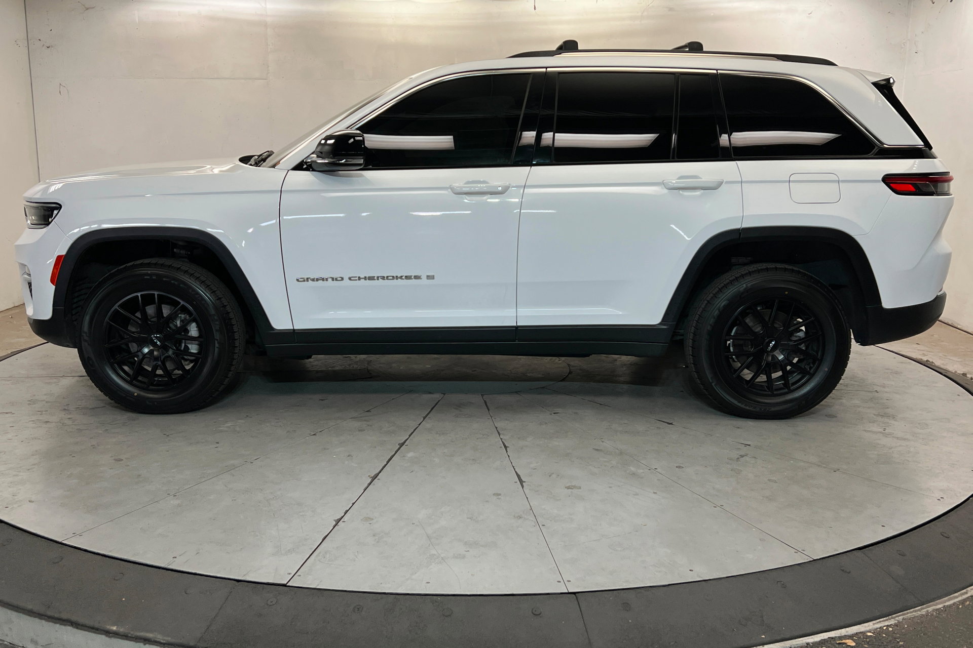 Used 2022 Jeep Grand Cherokee Limited AWD/4WD image 2