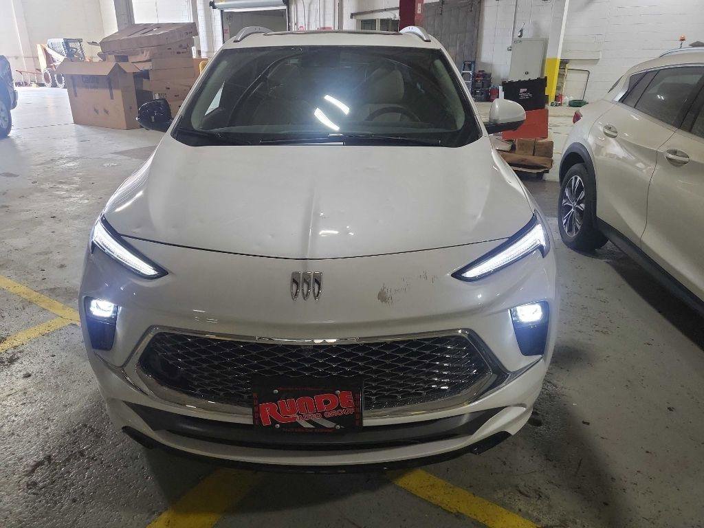 Used 2025 Buick Encore GX Avenir w/ Avenir Technology Package AWD/4WD image 5