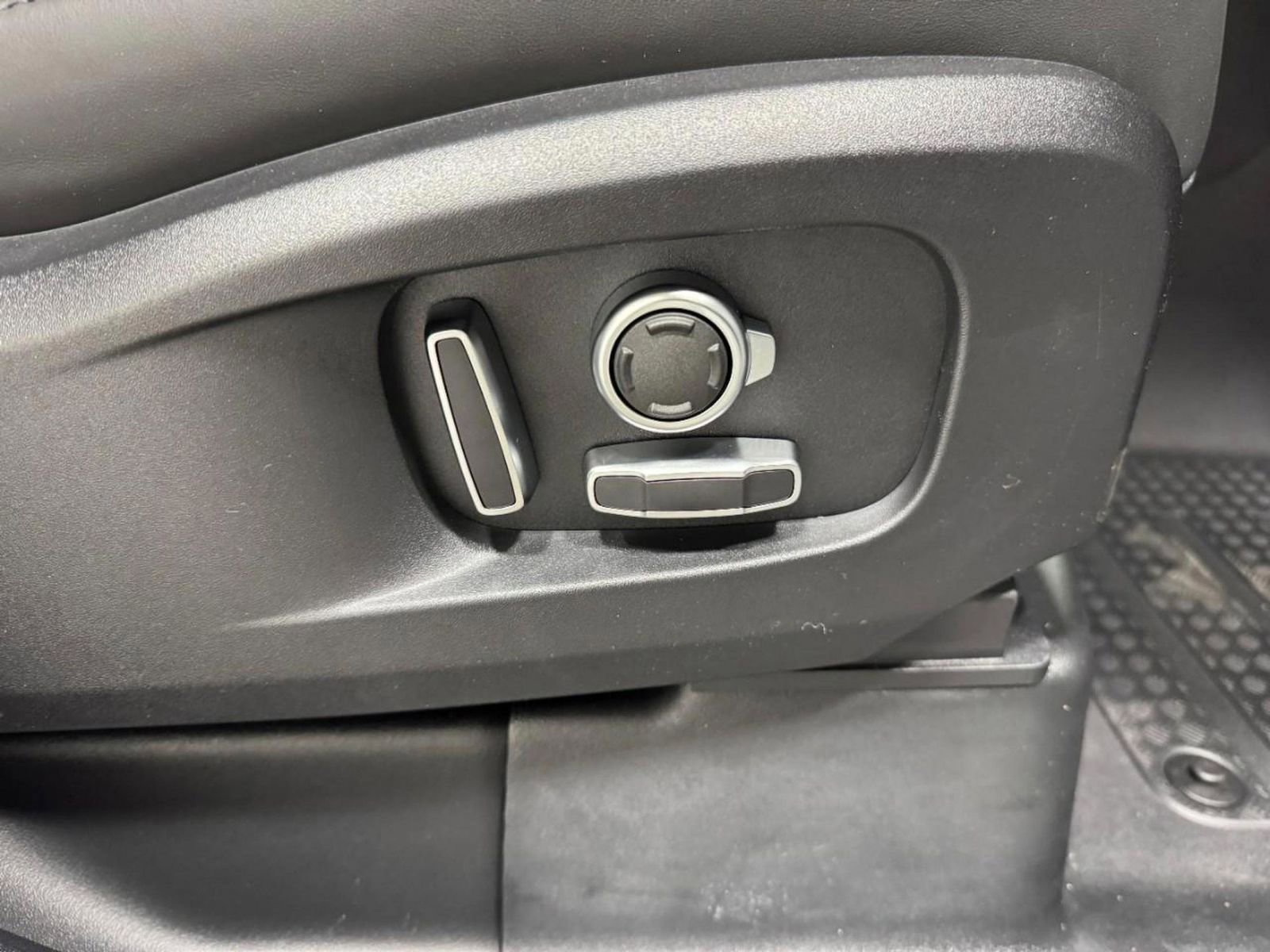 New 2026 Land Rover Defender 130 X-Dynamic SE image 21