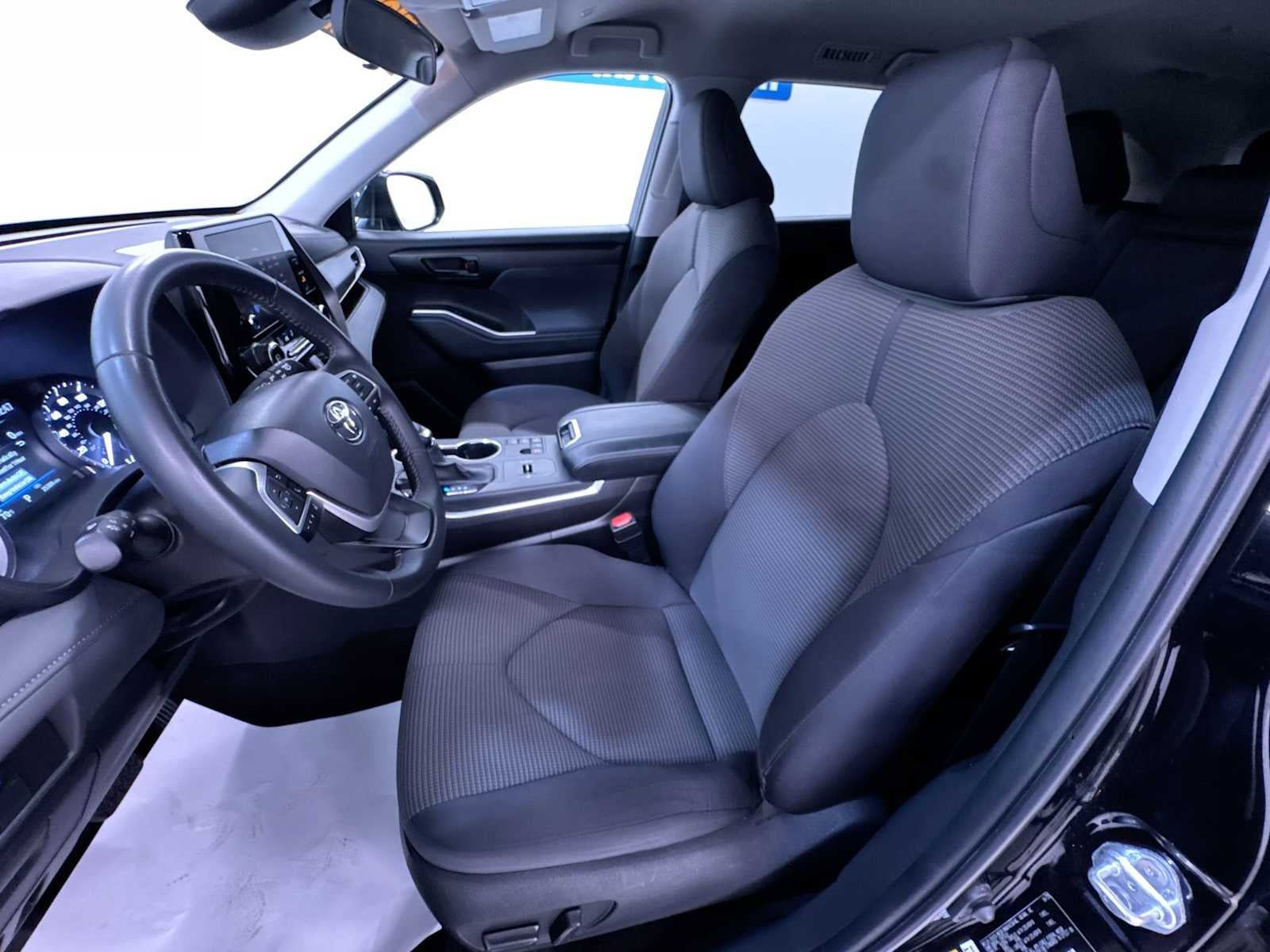 Used 2025 Toyota Highlander LE FWD image 14