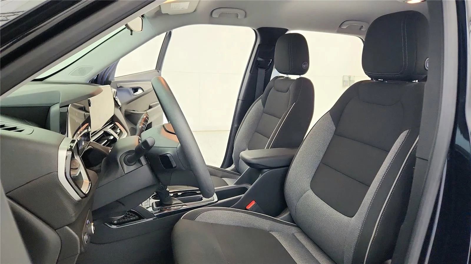 Used 2025 Chevrolet TrailBlazer LT image 27