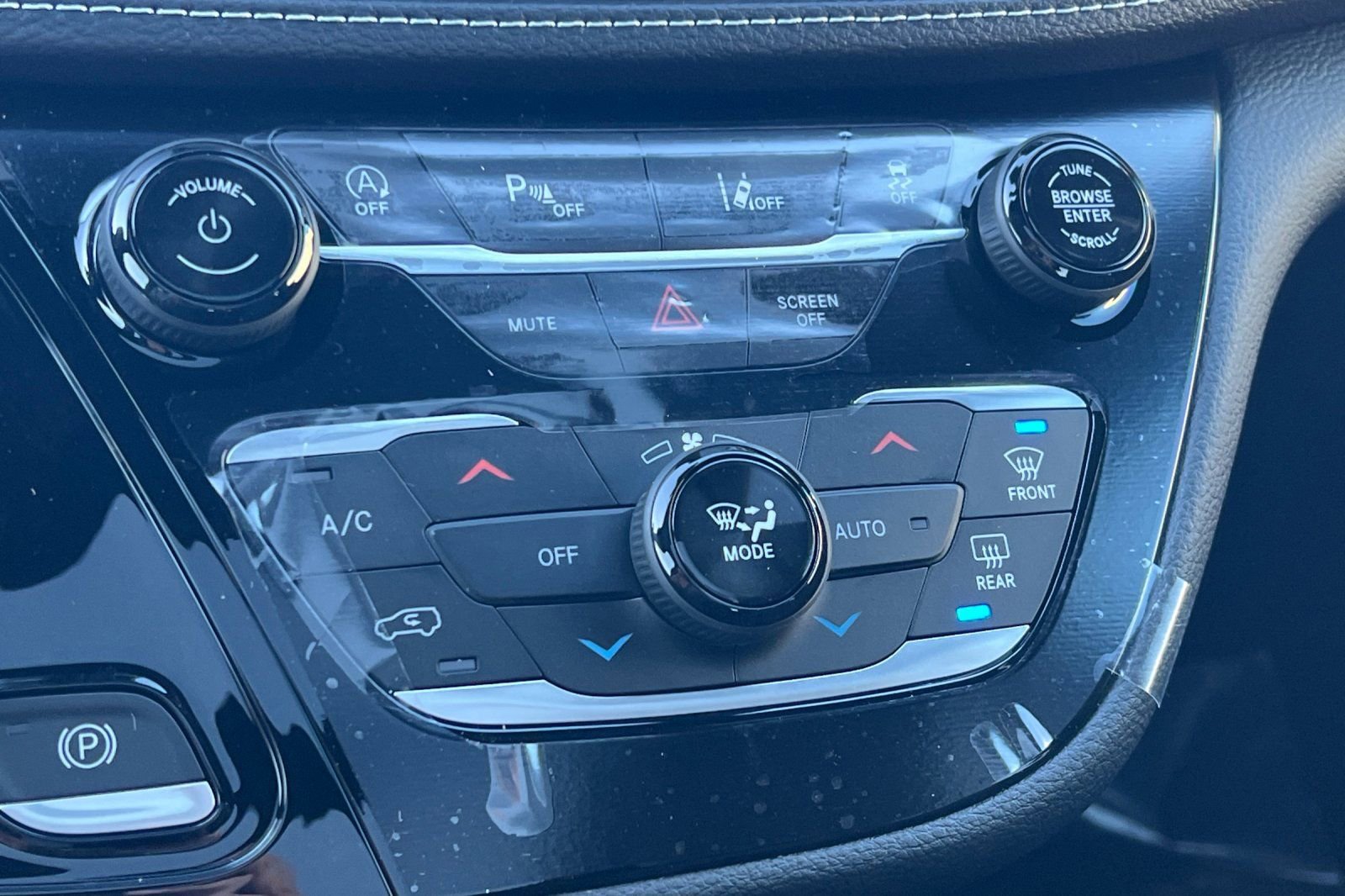 New 2026 Chrysler Pacifica Select AWD/4WD image 17