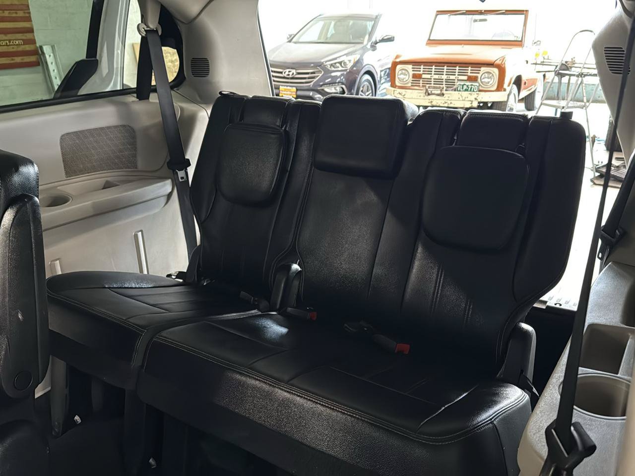 Used 2015 Chrysler Town & Country Touring FWD image 36