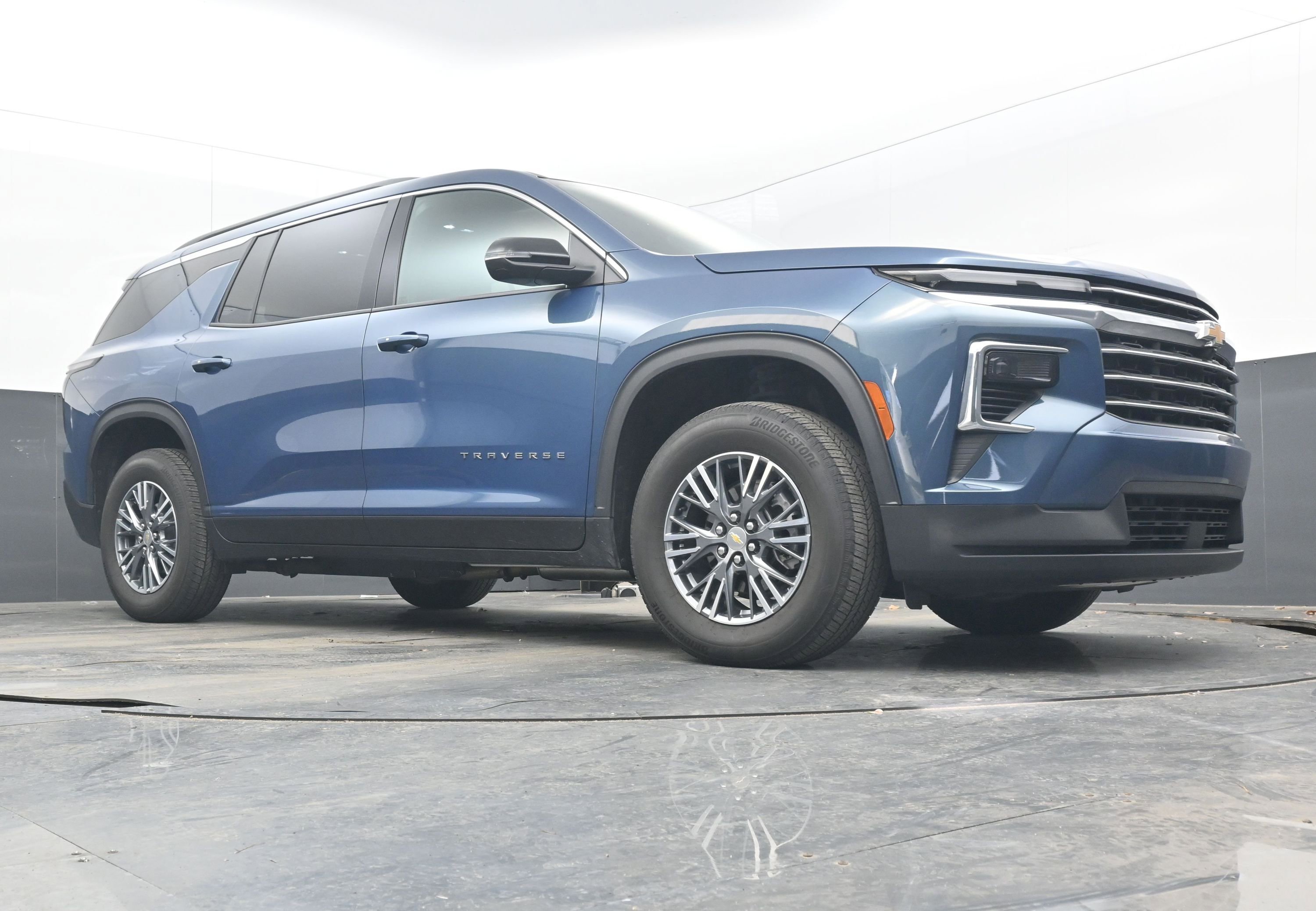 Used 2025 Chevrolet Traverse LT image 24