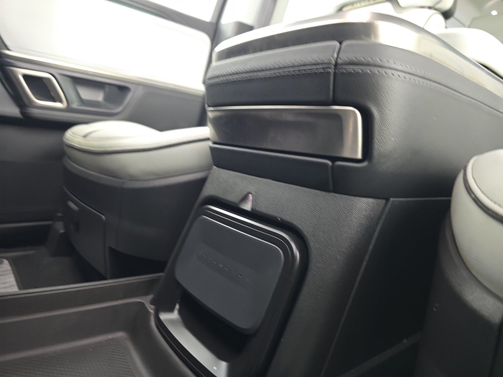 Used 2024 Rivian R1S Adventure AWD/4WD image 31