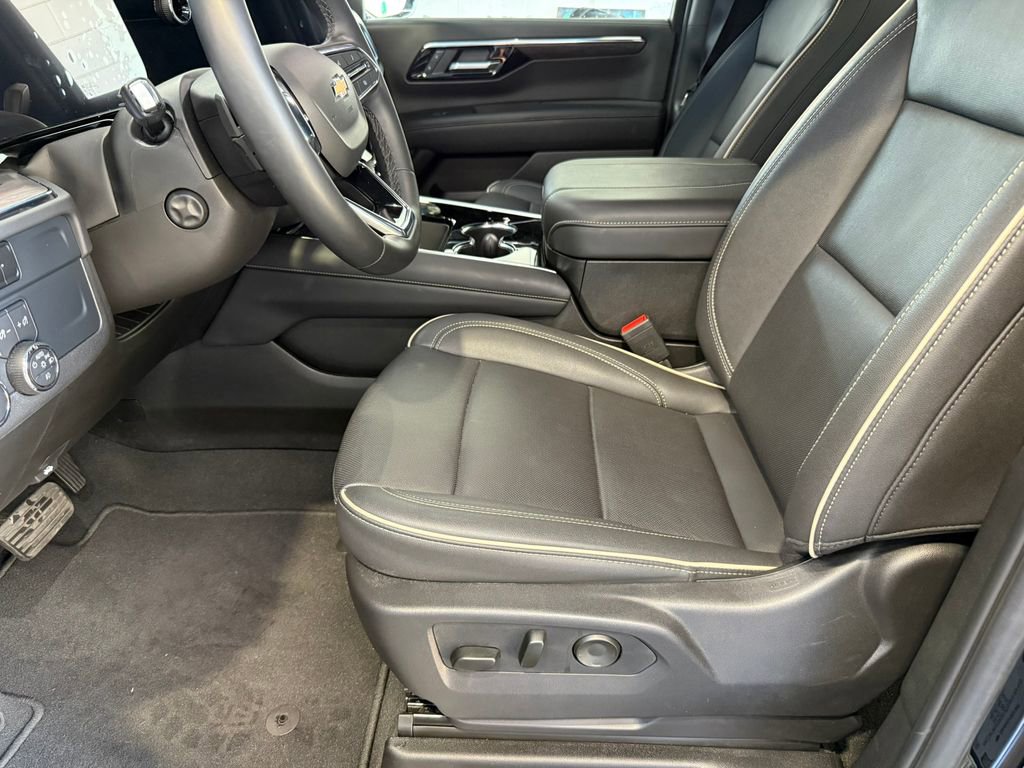 Used 2025 Chevrolet Tahoe Premier AWD/4WD image 16