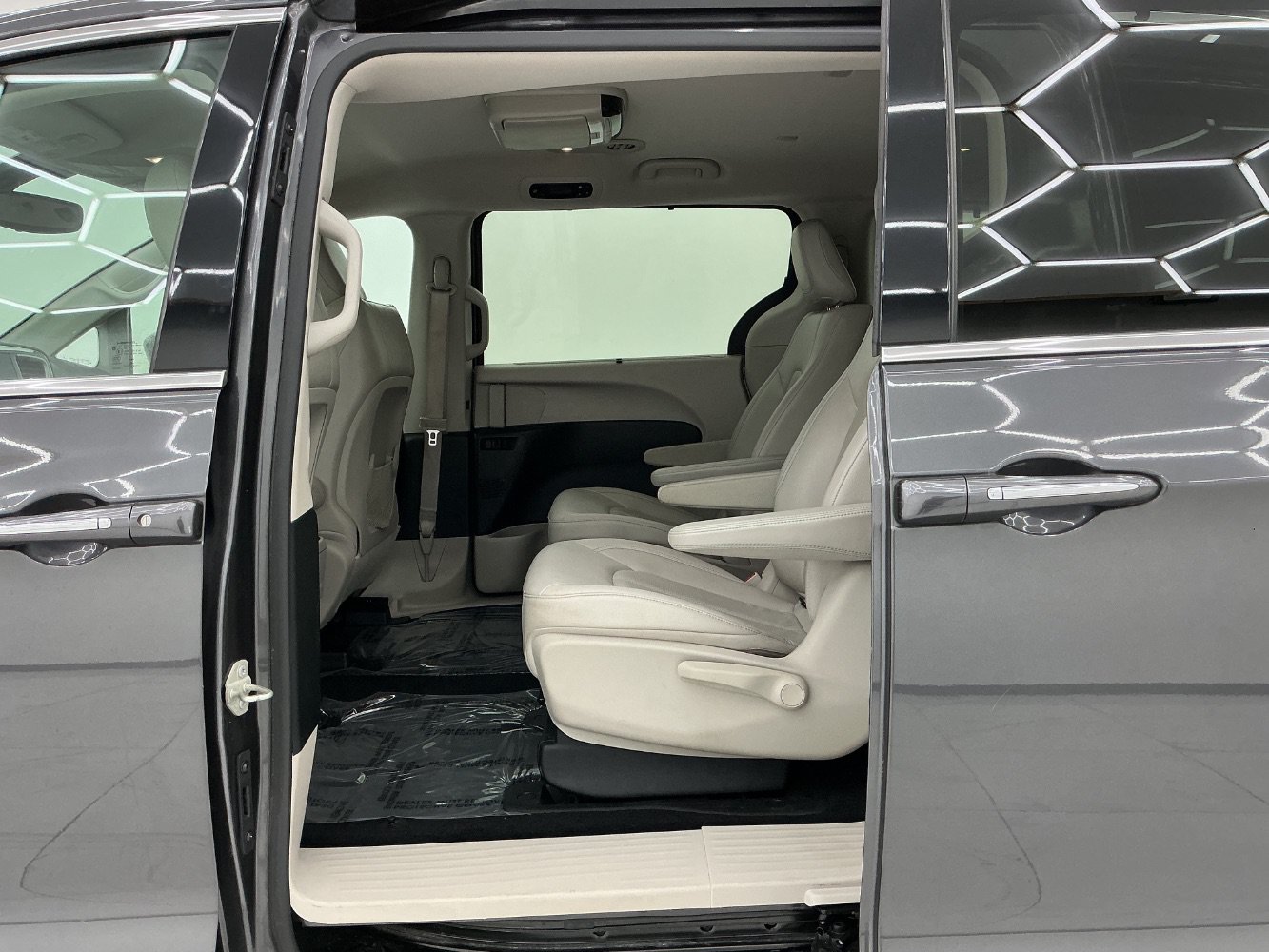 Used 2018 Chrysler Pacifica Touring-L FWD image 20
