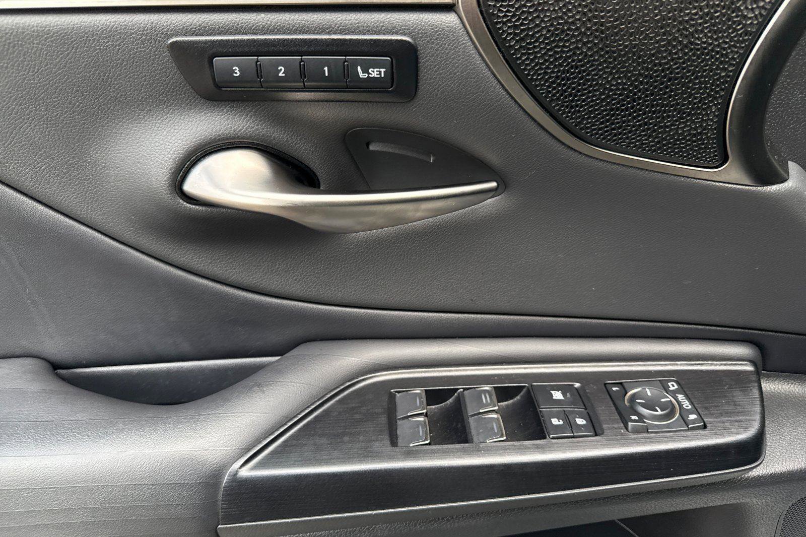 Used 2021 Lexus ES 300h w/ Accessory Package 2 image 5