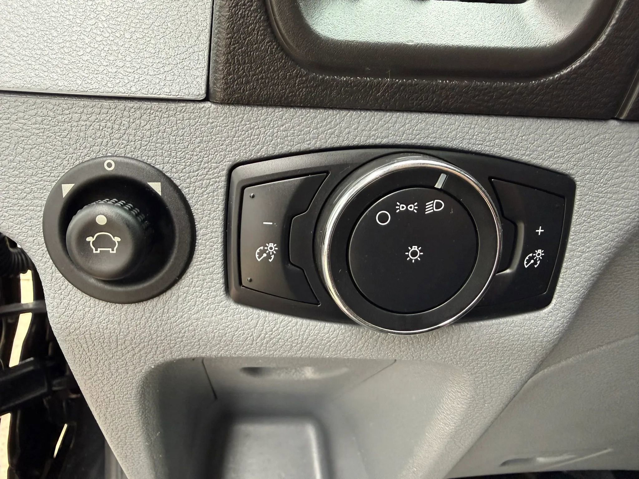 Used 2015 Ford Transit 250 148 Medium Roof image 12