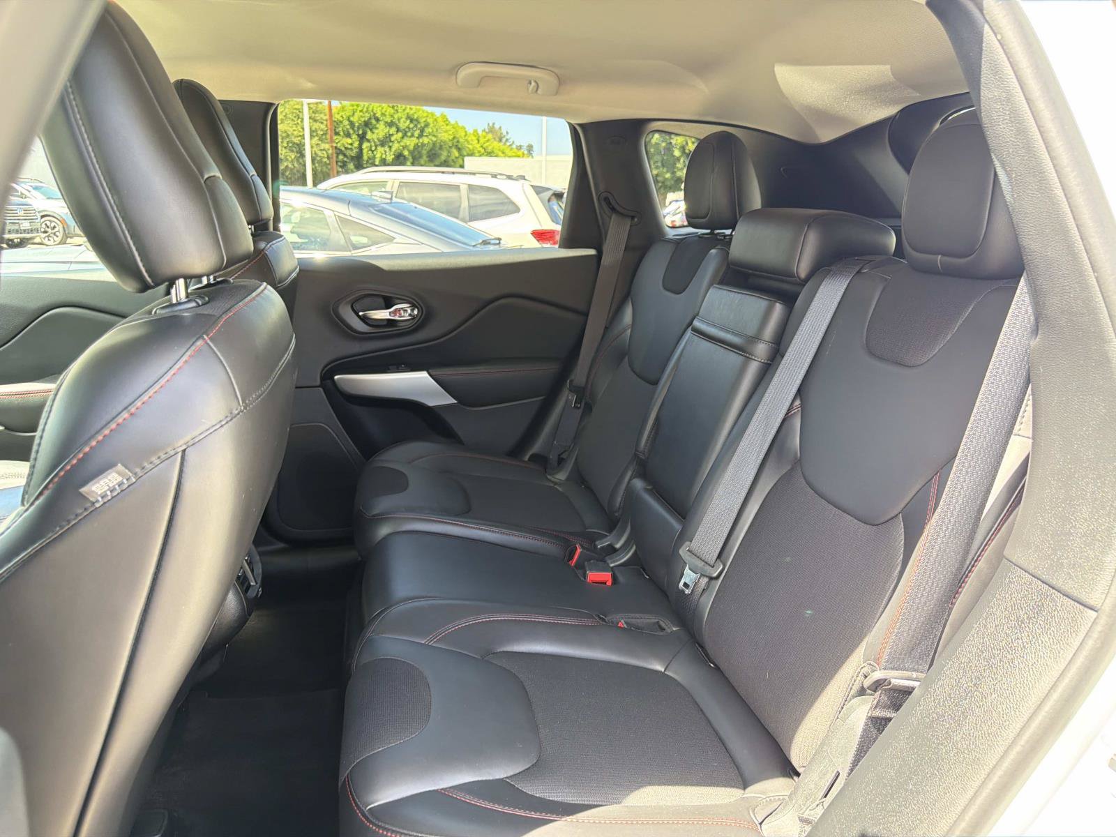 Used 2018 Jeep Cherokee Trailhawk AWD/4WD image 12