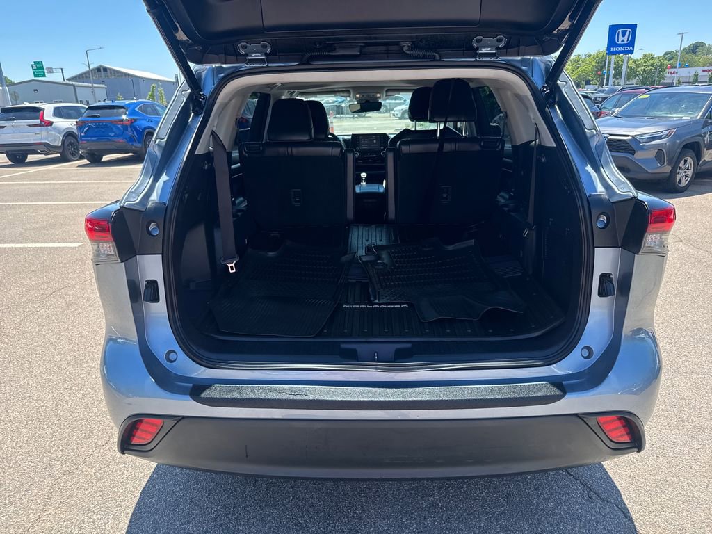 Used 2022 Toyota Highlander XLE AWD/4WD image 7